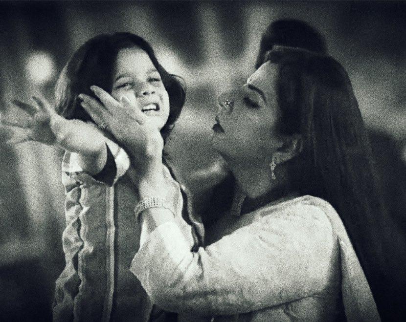 Gowri_tweets's tweet photo. ‘Jo Tera Howega, Zaroor Ayega!’

He extended his little fingers from the dark void of sorrow, only to find them colored in the deepest colour of red. The red of love, The red of devotion. https://t.co/cAH6LeUIGK