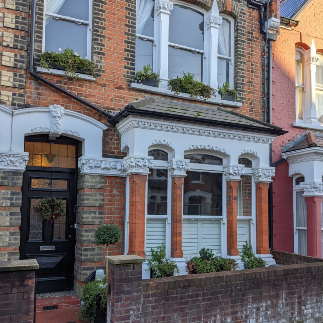 living_windows's tweet image. #SpottedinLondon! This house is bursting with beautiful living windows! 😍

See what we can do for your house with our residential planting membership!

#windowbox #windowboxes #windowplants #windowgarden #balconygarden #londongarden #londonhome #gardening #smallgardenideas