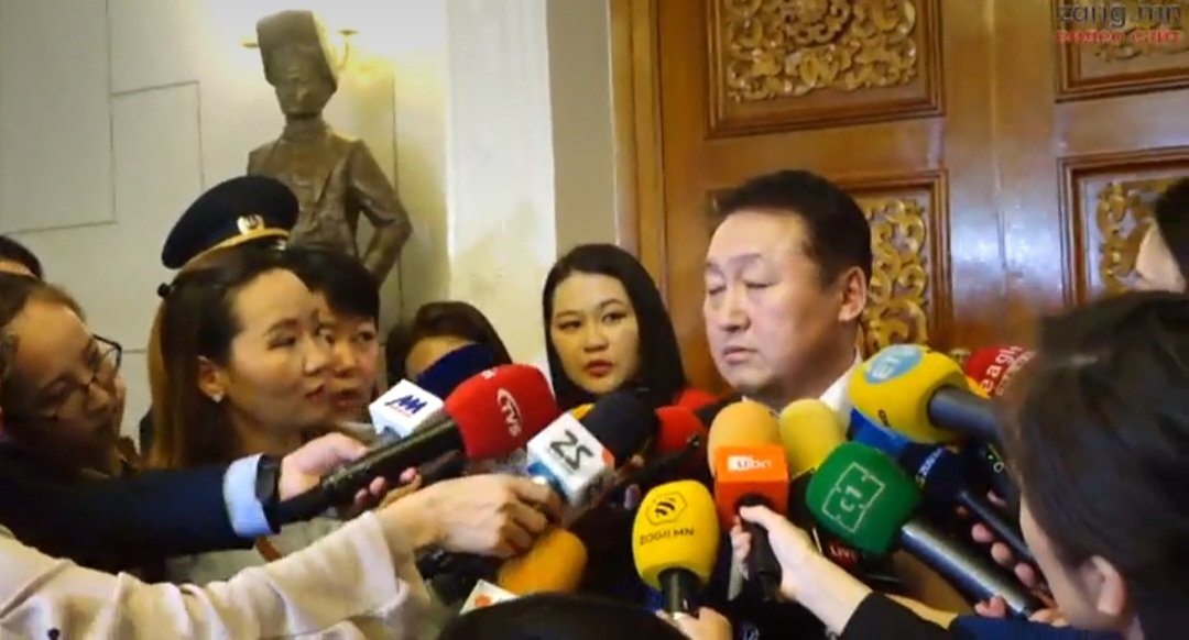 3,3 сая хүн амтай манай улсад энэ олон хэвлэл мэдээллийн хэрэгсэл арай л байнадаа. Сайн мэдээ гэж байхгүй бүгд хов жив л ярина түүгээрээ ард түмний минь тархийг хооллоно. Бүтэхгүй ээ. Яриа өгч байгаа хүнээ дарж алах нь ккк