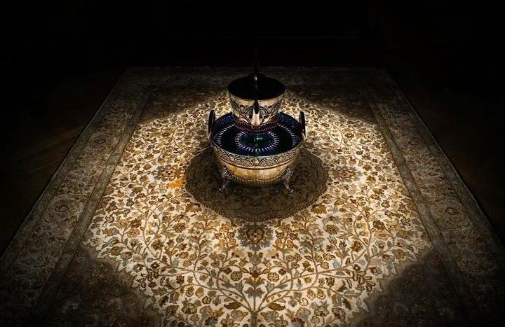 « après avoir mangé [...] on apporta des aiguières et des bassins pour les ablutions des mains des invités, qu'ils essuyèrent ensuite avec des serviettes de lin brodées »

Réf 📝
النفحة المسكية في السفارة التركية
Par Ali Al-Tamagrouti, ambassadeur d'Ahmed Al Mansour • 1589