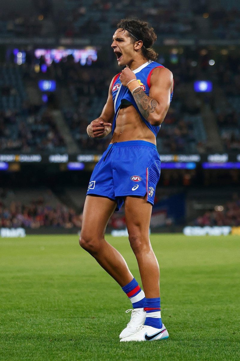 stuartcsmith's tweet image. Well done Jamarra! A fantastic game. The spirit and desire shown by the whole team was brilliant. A 5 goal 5 star performance @westernbulldogs
#istandwithjamarra