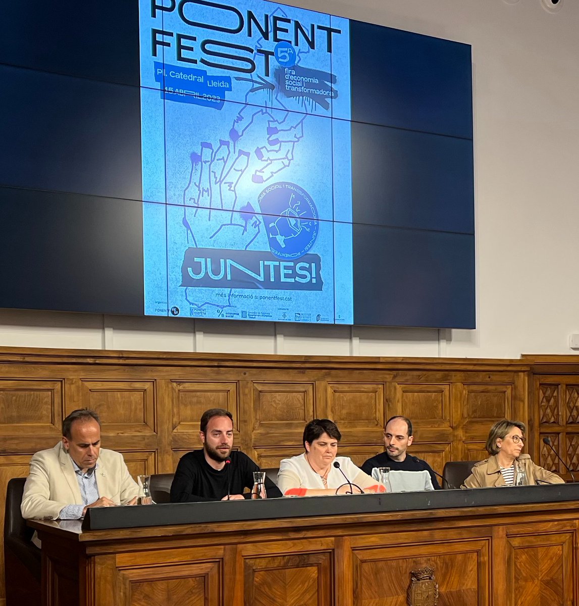 paerialleida's tweet photo. 👉 V edició de la #PonentFEST2023, Fira d'Economia Social i Transformadora, impulsada x @PonentCoopera.
Amb una trentena d'expositors.
Fil conductor ▶️ la comunitat.
📅 15 / 04
📍 Pl. de la Catedral
El regidor @ignasiamor ha assistit a la presentació.
ℹ️ https://t.co/D0n6vTRMMm https://t.co/if0msDjbEp