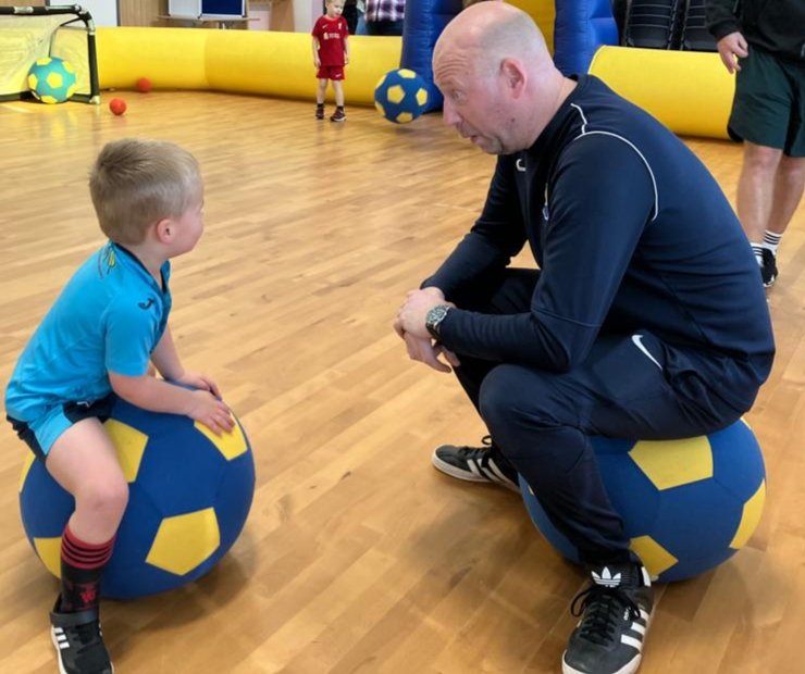 JonR_FFF's tweet photo. 🤝 CREATING CONNECTIONS WITH CHILDREN is really important to me and ensuring they feel seen, heard and valued. 

In this photo Arthur is telling me my team Spurs need to go in the dustbin! After our season I couldn't really disagree!

#FootballFunFactory #Exeter https://t.co/YONYmdne7u