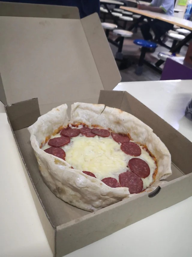 dubzyxbt's tweet photo. good morning,

does deep-dish pizza always come like this? 🍕 https://t.co/2J18o2rd5h