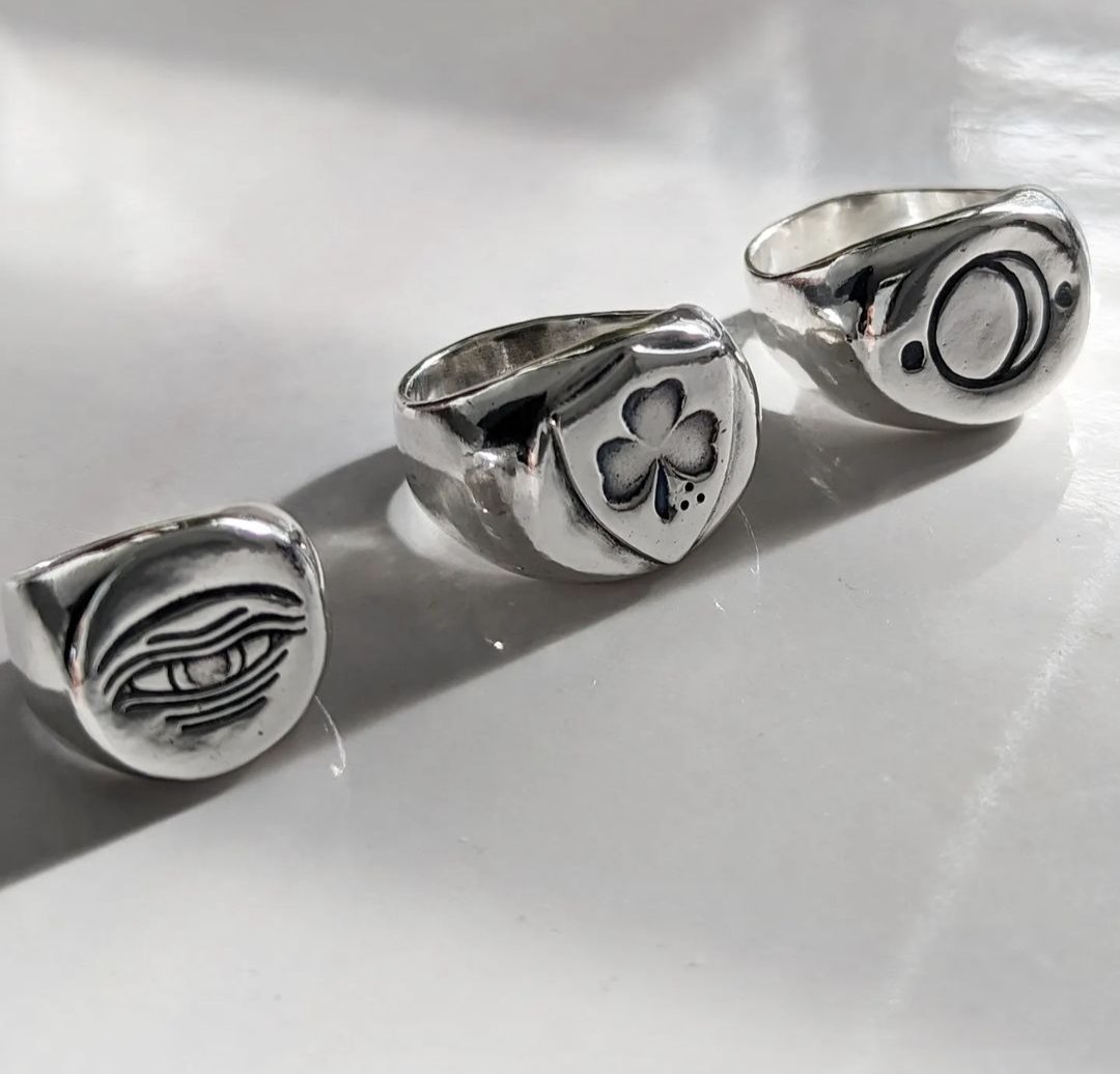 houseofneed's tweet image. Just a few of our solid Silver bangers. Each one is handmade to order then hallmarked at the Birmingham assay office. 

houseofneed.co.uk

#solidsilver #finesilver #handmadering #madetoorder #customring #allseeingeye #shamrock #signetring #unisex #silverrings #need
