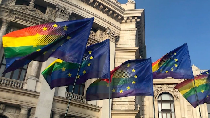 trash_italiano's tweet photo. ❌ IL PARLAMENTO EUROPEO CONDANNA IL GOVERNO ITALIANO PER LO STOP ALLE REGISTRAZIONI DEI FIGLI DI COPPIE OMOGENITORIALI 

Il Parlamento europeo ha approvato un emendamento che condanna le istruzioni impartite dal governo italiano al Comune di Milano di non registrare più i figli di coppie omogenitoriali.

Il Parlamento ritiene che questa decisione porterà inevitabilmente alla discriminazione non solo delle coppie dello stesso sesso, ma anche e soprattutto dei loro figli; ritiene che tale azione costituisca una violazione diretta dei diritti dei minori.

Infine esprime preoccupazione per il fatto che tale decisione si iscrive in un più ampio attacco contro la comunità Lgbtqi+ in Italia e invita il Governo italiano a revocare immediatamente la sua decisione.