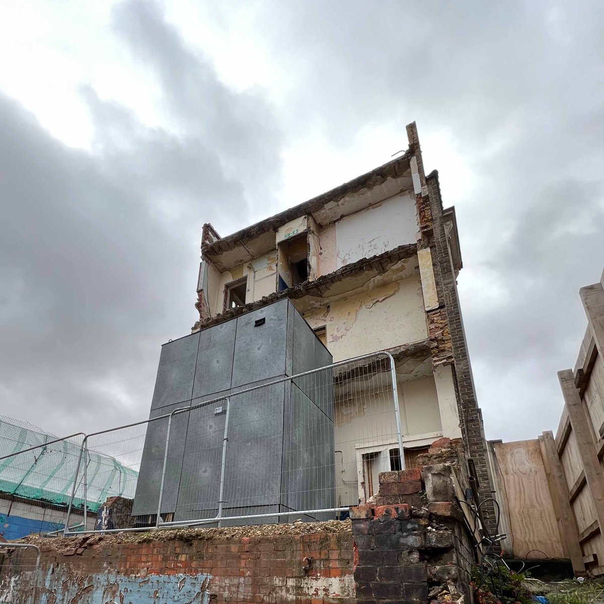 Sleeping Pod - Zean Macfarlane

More information - zeanmacfarlane.com

#sketch #architecture #architecturedrawing
#microhouse #microhome #carryhome #architect #art #sketching #building #affordablearchitecture
#affordablehousing