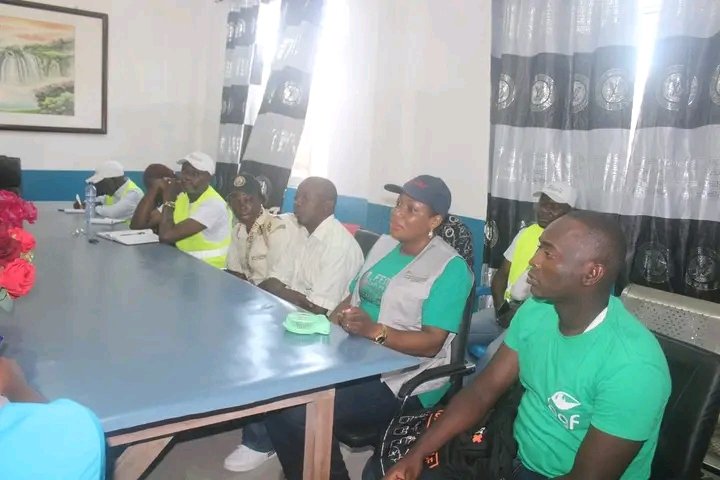 ogfrdc's tweet photo. 📢les inspecteurs de la CCV, accompagnés d'Observateurs Indépendants de @ogfrdc
ce mercredi 29 mars. Ils ont commencé une série de contrôles des sites d'entreposage de bois issus de l'exploitation artisanale dans les ports de Kinkole et Maluku à Kinshasa. 
@vpmedd_rdc 
@noradno https://t.co/8kyFGRGgtH
