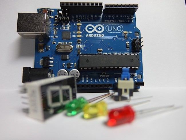 LopeGV's tweet image. 2/ 🔧¿Qué es Arduino? Es una plataforma de hardware libre que permite a cualquier persona aprender y crear proyectos electrónicos. Su versatilidad y accesibilidad han hecho que sea una herramienta prioritaria para principiantes y expertos por igual. 💡 #ArduinoBasics #ArduinoEdu