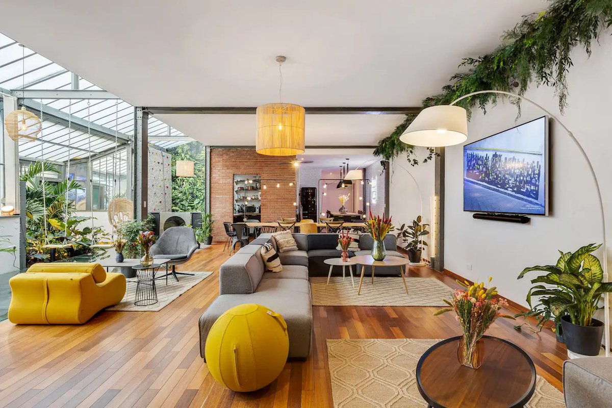 Hello ! On cherche des studios/apparts à louer à Paris pour des journées de tournage. Grand espace, déco sympa et avec une bonne luminosité si possible.

N'hésitez pas si vous avez des contacts 🎥