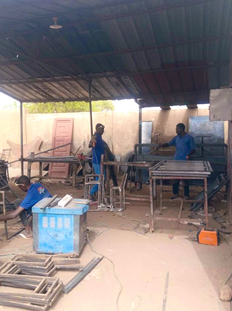 " Découverte d'une PME inspirante (AMI-BAT.RENOVE) à #Dosso : Spécialisée en BTP et confection d'articles métalliques, cette entreprise crée une multitude d’articles, des tables, des réservoirs…! Un bel exemple de savoir-faire local au service de la communauté  🦺 🛠️
(1/2)