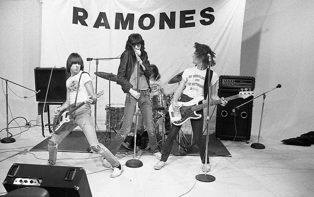Hoy hace 49 años que los 4 fantásticos de Queens tocaron por primera vez ante el público. No fue su primer concierto -que llegaría después- sino un pequeño bolo para algo menos de 30 amiguetes a los que cobraron 1$ por entrar en el loft de Arturo Vega. #RAMONES