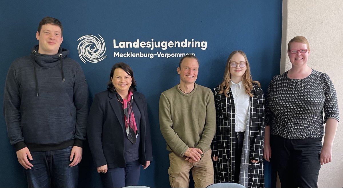 Heute haben Angelique Scharf &amp; Henning Maron Ministerin Stefanie Drese getroffen, um vom Jugenddialog zur Jugend-&amp;Familienministerkonferenz zu berichten &amp; ihre wichtigsten Anliegen aus dem Dialog ihr mitzugeben. Themen außerdem:Ehrenamt, JuLeiCa, Ausfinanzierung der Jugendarbeit.