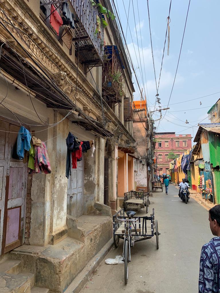 tphb1989's tweet image. #ladsontour in colourful #Kolkata via the train 🚂 from #Dhaka 🇬🇧🇧🇩🇮🇳 Just the kind of weekend jaunt you can sneak in between #Bangladesh and its neighbours, #IncredibleIndia included 👣