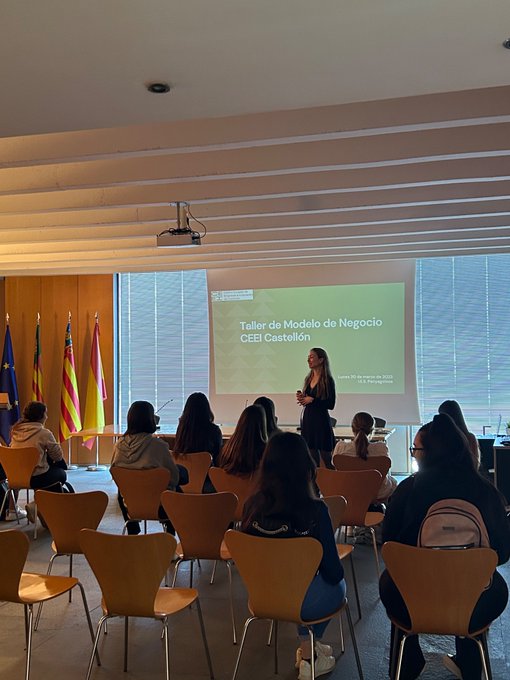 Hoy tenemos por el CEEI al instituto <a href="/ies_miquelperis/">IESMiquelPeris</a>  . Nuestra compañera Altea les ha dado una charla sobre la creación de modelos de negocio 🖥️
#emprendimientojuvenil