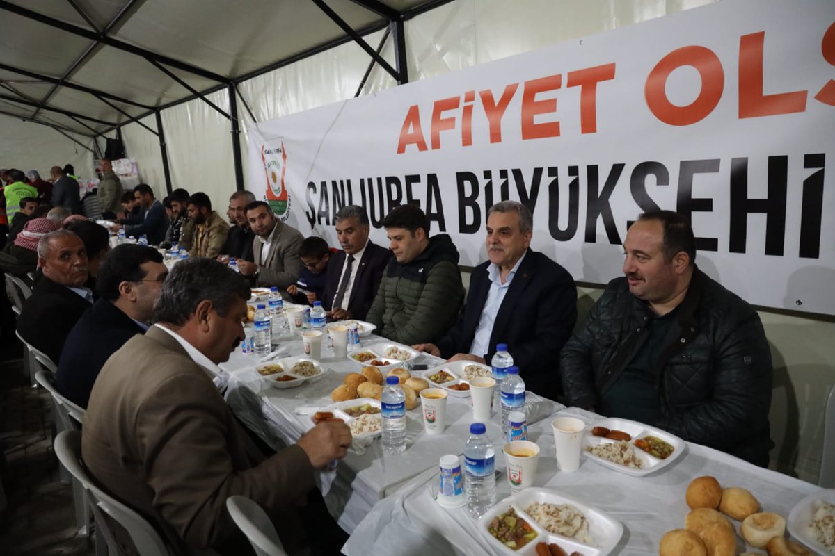 zabeyazgul's tweet photo. Her gün binlerce Şanlıurfalı hemşehrimizle aynı sofralarda buluşuyoruz. Bu akşam iftarımızı Viranşehir'de yaptık.

Allah memleketimizden huzur ve mutluluğu eksik etmesin inşallah. https://t.co/47Dfkgqlob