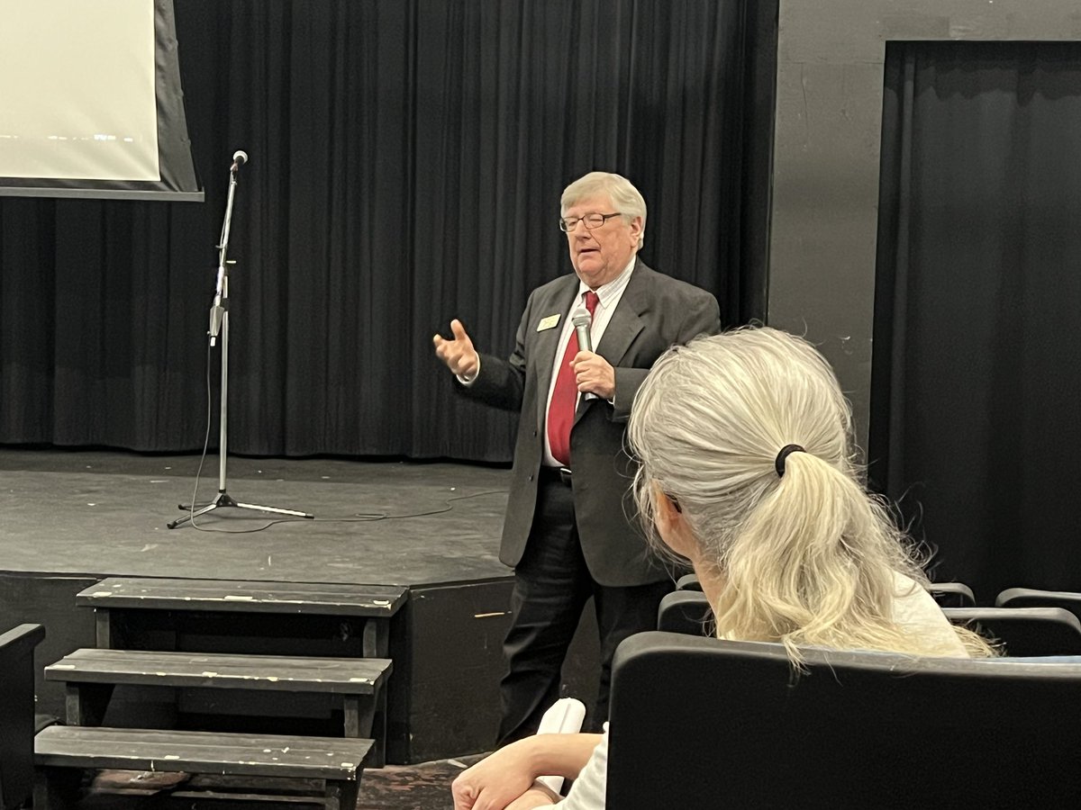 OHHS Juniors zoom with Senator Angus King to talk about our government.