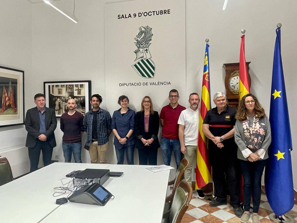 BombersValencia's tweet photo. 🖥️Hui han pres possessió de les seues places 6 tècnics especialistes en informàtica. La signatura s'hi ha dut a terme al Palau de la Batlia, amb presència de la presidenta @BombersValencia @MariaJosepamigo. 
👏🏼L'enhorabona!! https://t.co/f9aX4TrJ8u