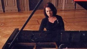 Türkiye'nin en değerli virtüözlerinden piyano sanatçısı Arın Karamürsel’i kaybettik. 

Sanata adanmış bir ömrün ardından anısı önünde saygıyla eğiliyorum. Mekanı cennet olsun. 

İBB Kültür ailesi olarak bu acı süreçte ailesinin ve sevdiklerinin yanındayız. #ArınKaramürsel 🌿