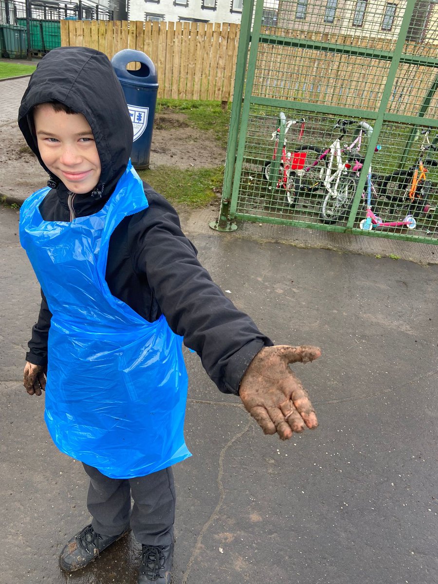 KingsOakSchool's tweet photo. Primary 4 had brilliant end of term fun during our last term 3 outdoor learning session! We created our very own mud paintings and experimented with the consistency of our mixtures 🎨 We love messy play! 🤩 #playistheway #outdoorlearning #KingsOakP4 @KingsOakPrimarySchool https://t.co/cmD7TVNvR3