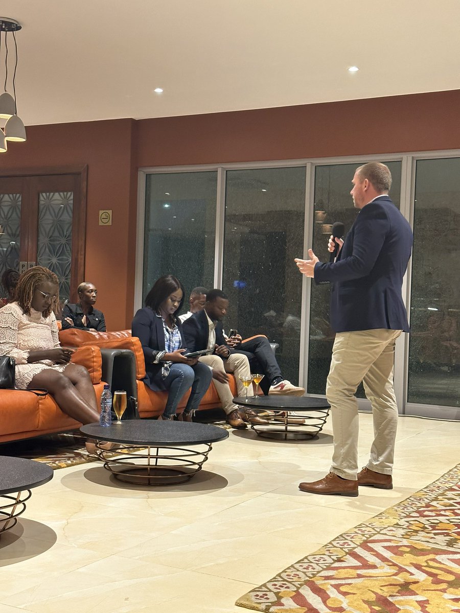 Financial Insight tweet media