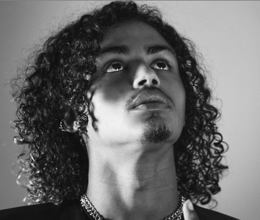 🚨Le prochain album de LUV RESVAL sortira très bientôt 🕊️

« Le temps est proche ou vous serez émerveillés par son second album. »

Avec des clips tournés au Canada.