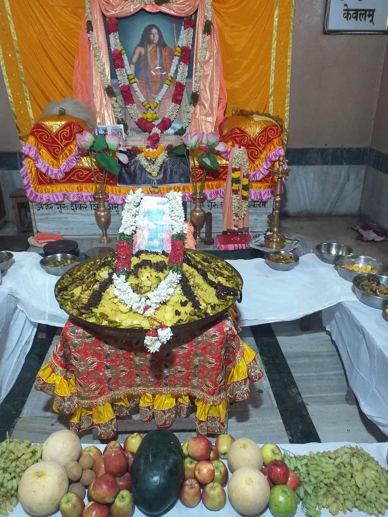 BSSHYDERABAD's tweet photo. Sri Sri Annapurna Puja &amp; Annakut Utsav 2023 was organised including Havan (Yagna) at Hyderabad ashram of Bharat Sevashram Sangha in Telangana 🇮🇳 like previous years.
Religious Conference held with the participation of the holy monks &amp; dignitaries. Prasadam distributed to devotees https://t.co/Lmcd9hiUbA