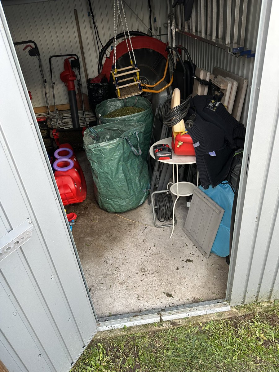 Wer mag sowas? Ich hasse Gartenarbeit 😵 und die einzige Frage die ich mir stelle: warum passe ich nicht in die Schaukel und kann den ganzen Tag schaukeln 😭