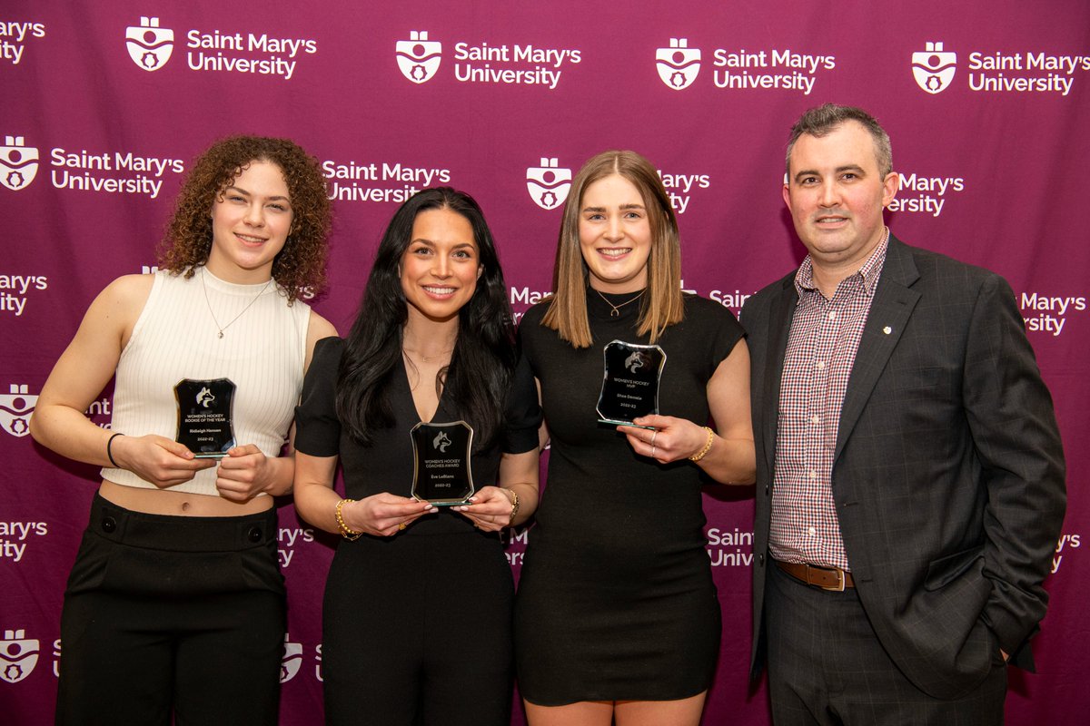SMUHuskies's tweet image. 2022-23 Huskies Women's Hockey Award Winners:
Rookie of the Year: Ridleigh Hansen
Coaches Award: Ève LeBlanc
Most Valuable Player: Shae Demale
Pictured with Head Coach Chris Larade

Full list of award winners: smuhuskies.ca/general/2022-2…