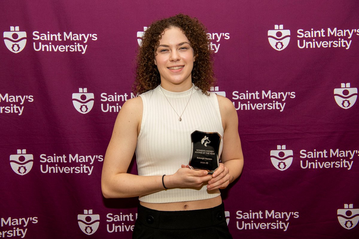 SMUHuskies's tweet image. 2022-23 Huskies Women's Hockey Award Winners:
Rookie of the Year: Ridleigh Hansen
Coaches Award: Ève LeBlanc
Most Valuable Player: Shae Demale
Pictured with Head Coach Chris Larade

Full list of award winners: smuhuskies.ca/general/2022-2…