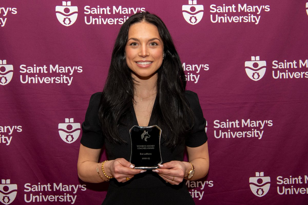SMUHuskies's tweet image. 2022-23 Huskies Women's Hockey Award Winners:
Rookie of the Year: Ridleigh Hansen
Coaches Award: Ève LeBlanc
Most Valuable Player: Shae Demale
Pictured with Head Coach Chris Larade

Full list of award winners: smuhuskies.ca/general/2022-2…