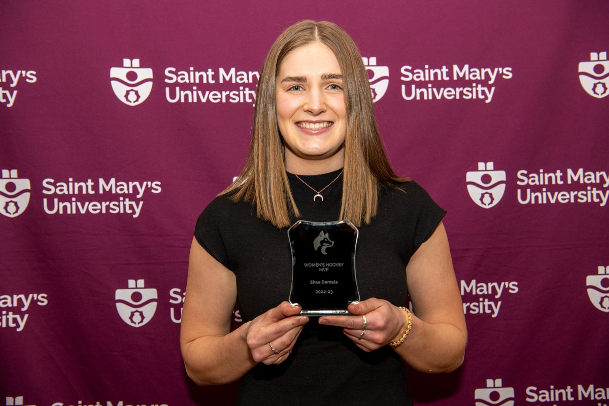 SMUHuskies's tweet image. 2022-23 Huskies Women's Hockey Award Winners:
Rookie of the Year: Ridleigh Hansen
Coaches Award: Ève LeBlanc
Most Valuable Player: Shae Demale
Pictured with Head Coach Chris Larade

Full list of award winners: smuhuskies.ca/general/2022-2…