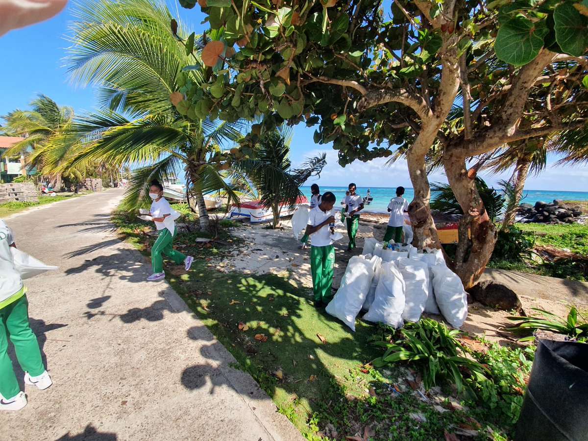 MarenaNicaragua's tweet photo. En el municipio de Corn Island, Costa Caribe Sur, #MARENA, en coordinación con #INTUR y la Alcaldía Municipal, llevaron a cabo jornada de limpieza de playas y costas, en cumplimiento al plan “Amores de Verano”, con la participación de estudiantes del #INAHD.
#AmoresDeVerano2023 https://t.co/IjkfTBZdbb