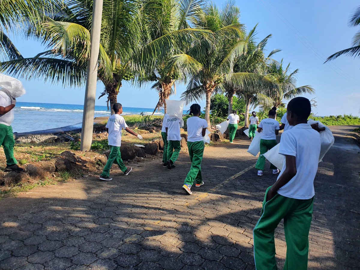 MarenaNicaragua's tweet photo. En el municipio de Corn Island, Costa Caribe Sur, #MARENA, en coordinación con #INTUR y la Alcaldía Municipal, llevaron a cabo jornada de limpieza de playas y costas, en cumplimiento al plan “Amores de Verano”, con la participación de estudiantes del #INAHD.
#AmoresDeVerano2023 https://t.co/IjkfTBZdbb