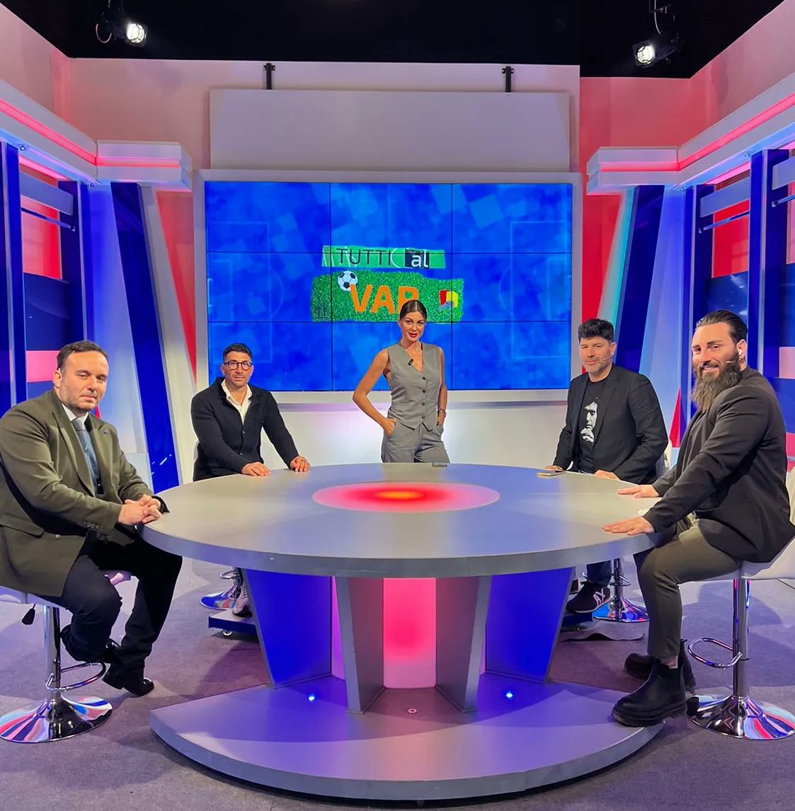 tvdellosport's tweet photo. 𝐓𝐔𝐓𝐓𝐈 𝐀𝐋 𝐕𝐀𝐑‼️📺

Torna l'appuntamento con la nostra @jolefiore e i suoi ospiti dagli studi di Napoli 🔙

Dalle 19:00 si parlerà di Serie A, Champions, mercato e non solo. Siete pronti!?

#Sportitalia #tuttialvar #Napoli https://t.co/Uucpw9dIrn