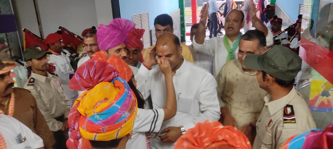 cpjoshiBJP's tweet photo. राजस्थान के स्थापना दिवस के अवसर पर आज राजस्थान मित्र मंडली द्वारा त्यागराज स्टेडियम, दिल्ली में आयोजित कार्यक्रम में केंद्रीय मंत्री श्रीमानअर्जुन राम जी मेघवाल, जयपुर ग्रामीण सासंद श्री राज्यवर्धन सिंह जी राठौड़ के साथ https://t.co/IXs6PZmGFW