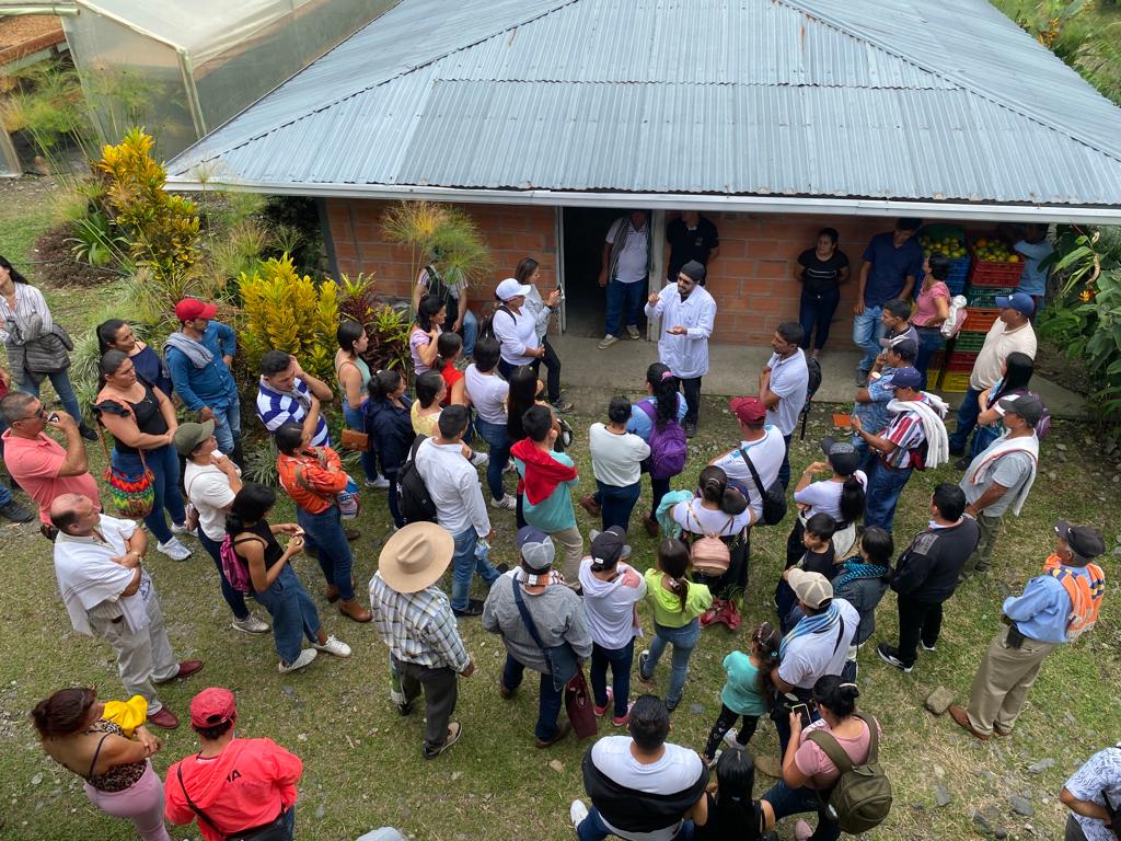 GobMeta's tweet photo. 100 beneficiarios de nuestro proyecto PSA, fueron capacitados en taller de Fortalecimiento de Capacidades con Soluciones Basadas en Naturaleza, con @gggi_hq. Seguimos generando prácticas sostenibles para los campesinos, aportando conservación y cuidado al recurso del agua. https://t.co/tKGR715jOz