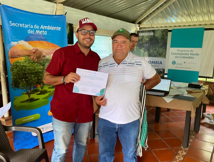 GobMeta's tweet photo. 100 beneficiarios de nuestro proyecto PSA, fueron capacitados en taller de Fortalecimiento de Capacidades con Soluciones Basadas en Naturaleza, con @gggi_hq. Seguimos generando prácticas sostenibles para los campesinos, aportando conservación y cuidado al recurso del agua. https://t.co/tKGR715jOz