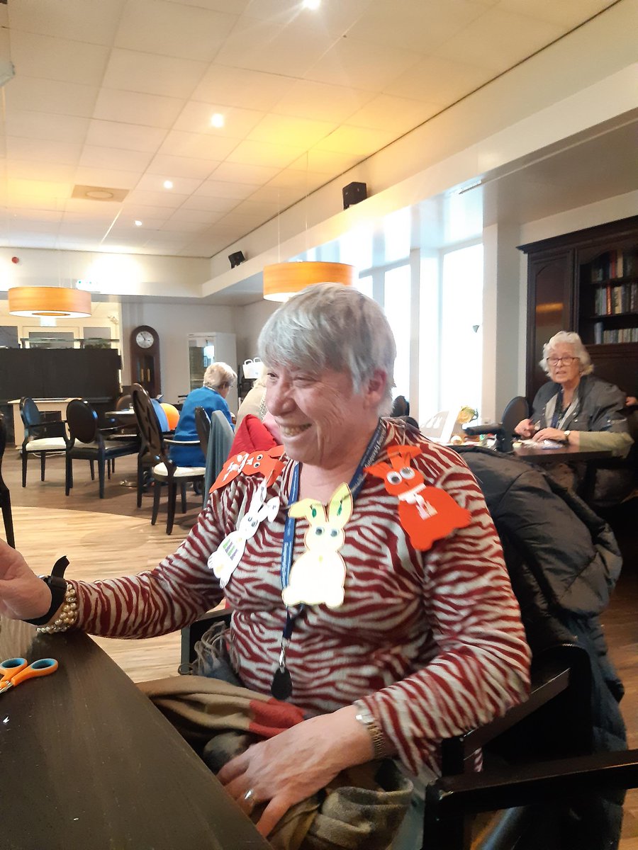 Over iets meer dan een week is het #Pasen. En dus werden er mooie paasdecoraties gemaakt door de bewoners. Zoals de paashaasslingers die je nu op de afdelingen én als 'sjaal' om de nek van Carla aantreft. 
#stichtingeykenburg #welzijn #ouderenzorg #zorg #verbinden #creativiteit