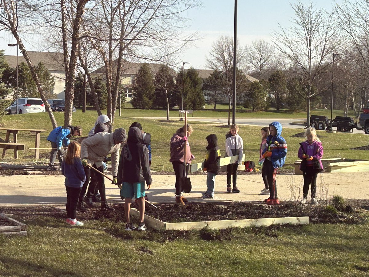 MrsGibsonTCE's tweet photo. Our Operation Save Our Gardens @hsefoundation grant is underway &amp; 3 of our 6 learning gardens got a makeover this morning! 🌱 @MrsPugel  #TCEcardinals https://t.co/4QjSppJVO5