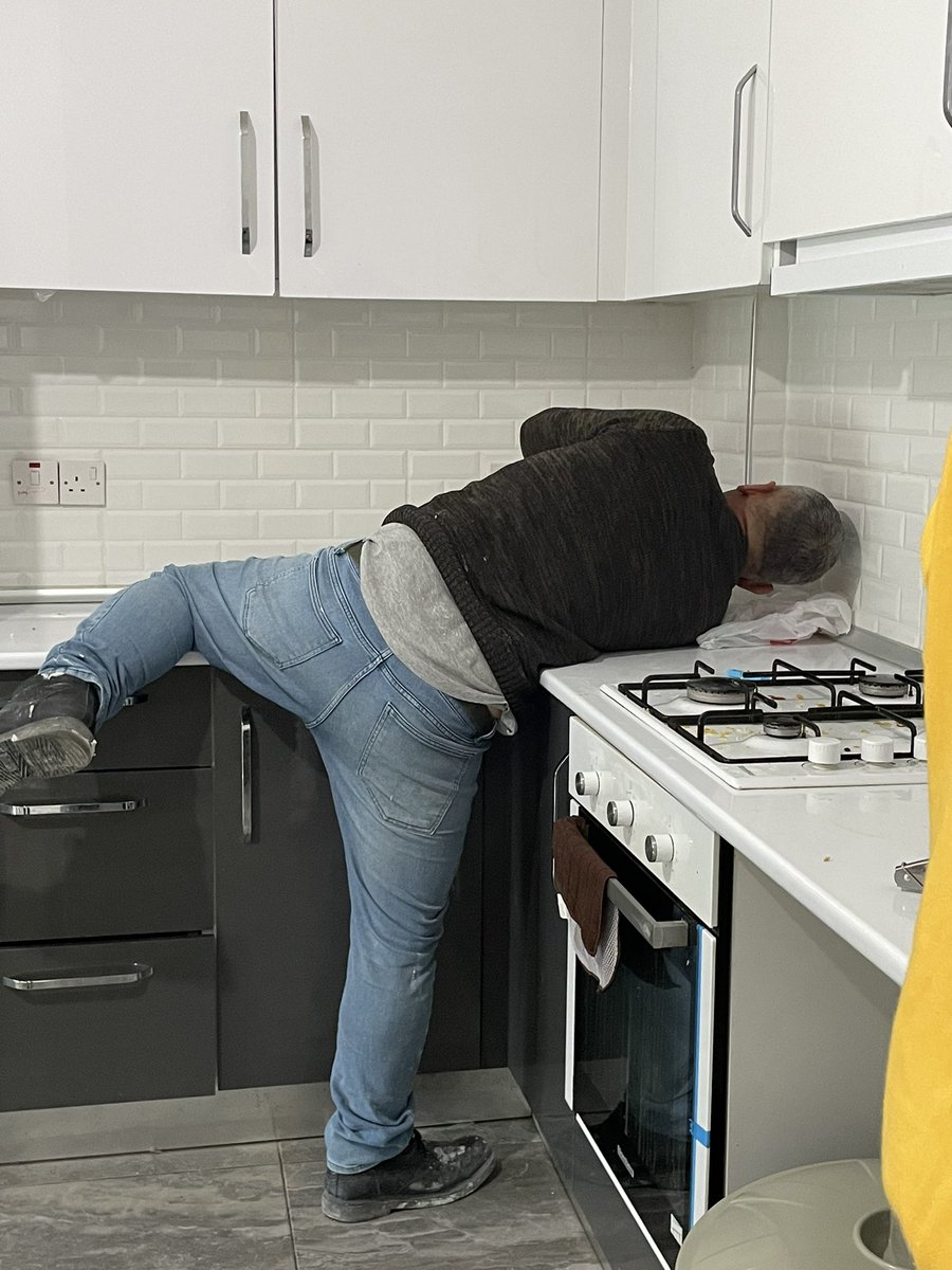 Ayoodi1's tweet photo. asked him to fix my stove….. he ain’t have to do allat https://t.co/OltFB43hHS