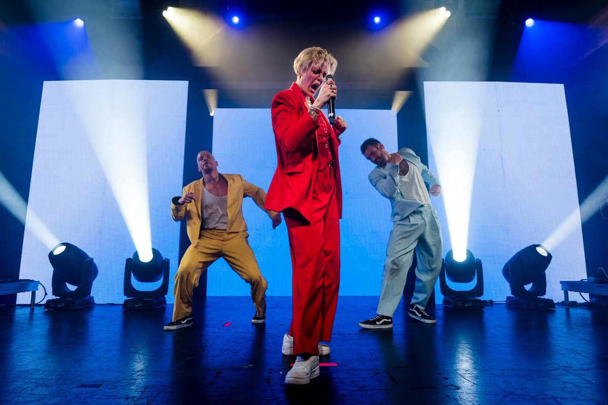 loganwestom's tweet photo. One of the best concerts of the month with @BettyWho at the @showboxpresents. https://t.co/RDAFUZSb8S