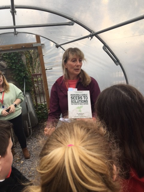 CyfunoConwy's tweet photo. Heddiw #Hauhadau #RHSBigSeedSow
@SanSior gyda Celia Williams
@edibleconwy Ein prosiect i adnewyddu'r gardd tu ol i @VenueCymru Plant gwych!
Diolch i BCUHB PHT Intergenerational Green Communities. #CyfunoFusion https://t.co/EvgCxgTNxa