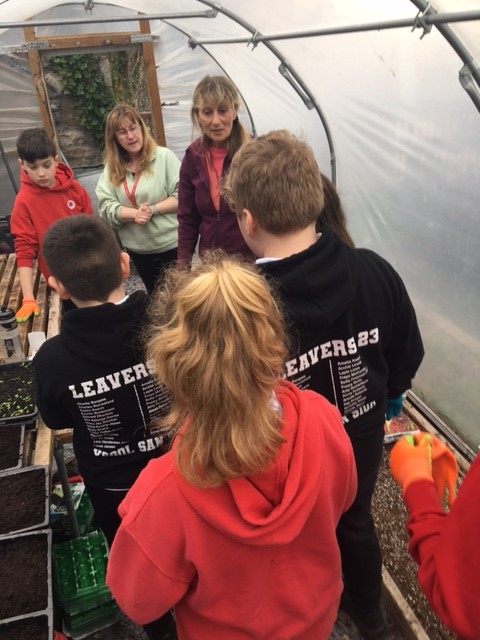 CyfunoConwy's tweet photo. Heddiw #Hauhadau #RHSBigSeedSow
@SanSior gyda Celia Williams
@edibleconwy Ein prosiect i adnewyddu'r gardd tu ol i @VenueCymru Plant gwych!
Diolch i BCUHB PHT Intergenerational Green Communities. #CyfunoFusion https://t.co/EvgCxgTNxa