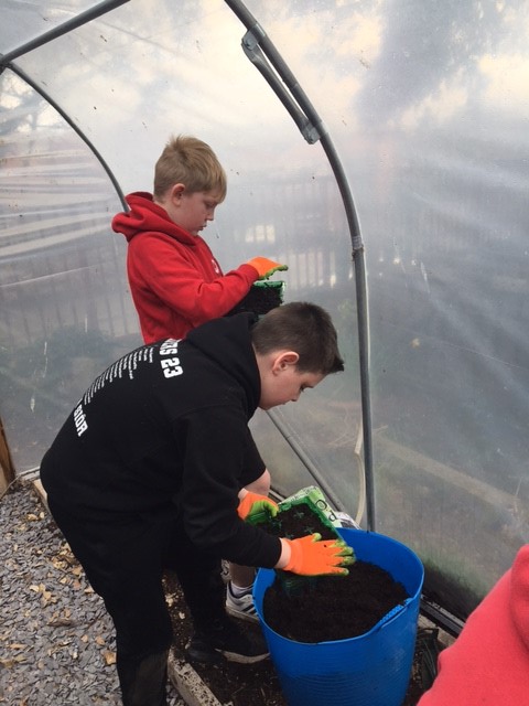 CyfunoConwy's tweet photo. Heddiw #Hauhadau #RHSBigSeedSow
@SanSior gyda Celia Williams
@edibleconwy Ein prosiect i adnewyddu'r gardd tu ol i @VenueCymru Plant gwych!
Diolch i BCUHB PHT Intergenerational Green Communities. #CyfunoFusion https://t.co/EvgCxgTNxa