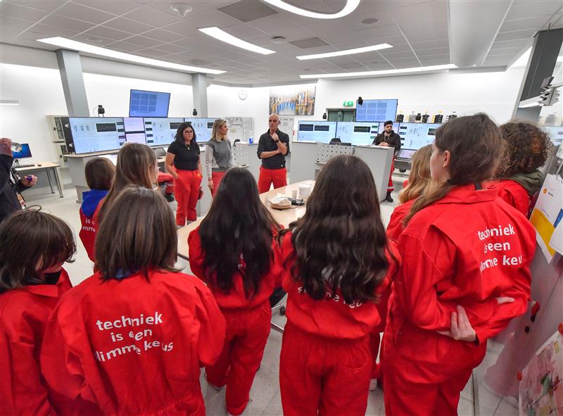 Shell_Pernis's tweet photo. 32 meiden van het Penta College spraken vandaag met technische vakvrouwen over kansen voor vrouwen in de techniek. “Met een technische opleiding kan je een mooie carrière en interessant werk doen”, aldus Nicoline Eikelenboom, HSSE manager. https://t.co/75lFKFGcKT #Girlsday2023 https://t.co/5UAtvbzfI3