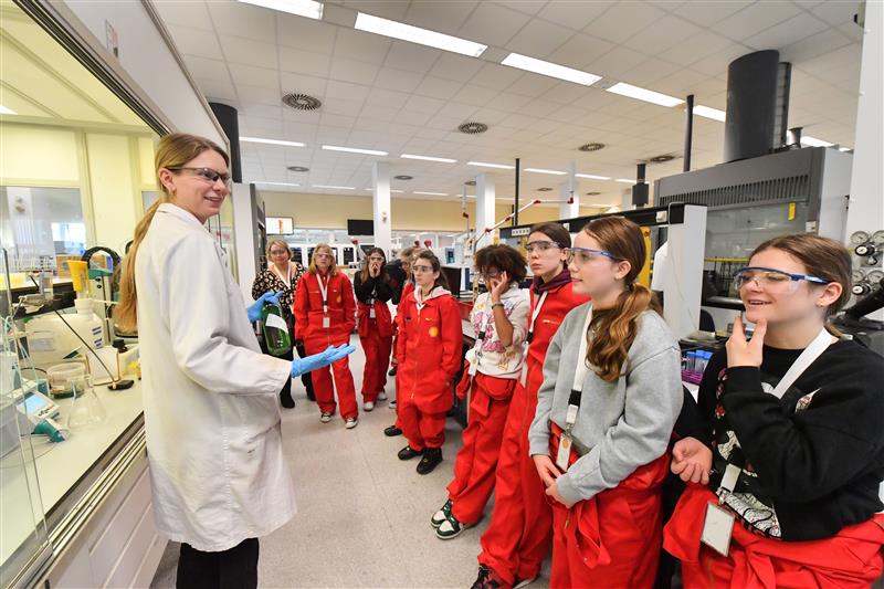 Shell_Pernis's tweet photo. 32 meiden van het Penta College spraken vandaag met technische vakvrouwen over kansen voor vrouwen in de techniek. “Met een technische opleiding kan je een mooie carrière en interessant werk doen”, aldus Nicoline Eikelenboom, HSSE manager. https://t.co/75lFKFGcKT #Girlsday2023 https://t.co/5UAtvbzfI3