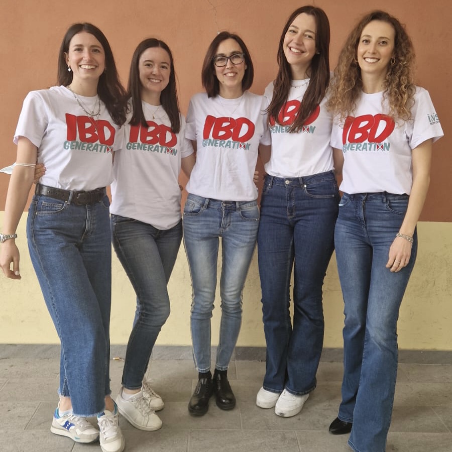 amiciibd's tweet photo. 🙌 Oggi vogliamo ringraziare pubblicamente 𝐢 𝐦𝐞𝐝𝐢𝐜𝐢 𝐞 𝐠𝐥𝐢 𝐢𝐧𝐟𝐞𝐫𝐦𝐢𝐞𝐫𝐢 𝐝𝐞𝐥𝐥'𝐨𝐬𝐩𝐞𝐝𝐚𝐥𝐞 🏥𝐂𝐢𝐬𝐚𝐧𝐞𝐥𝐥𝐨 𝐝𝐢 📍𝐏𝐢𝐬𝐚 che si prendono cura di noi

📌 Vuoi la maglietta #IBDGeneration❓ 
ℹ️Info 👉 https://t.co/un9H0jSdYq https://t.co/9WF2v4B9OM