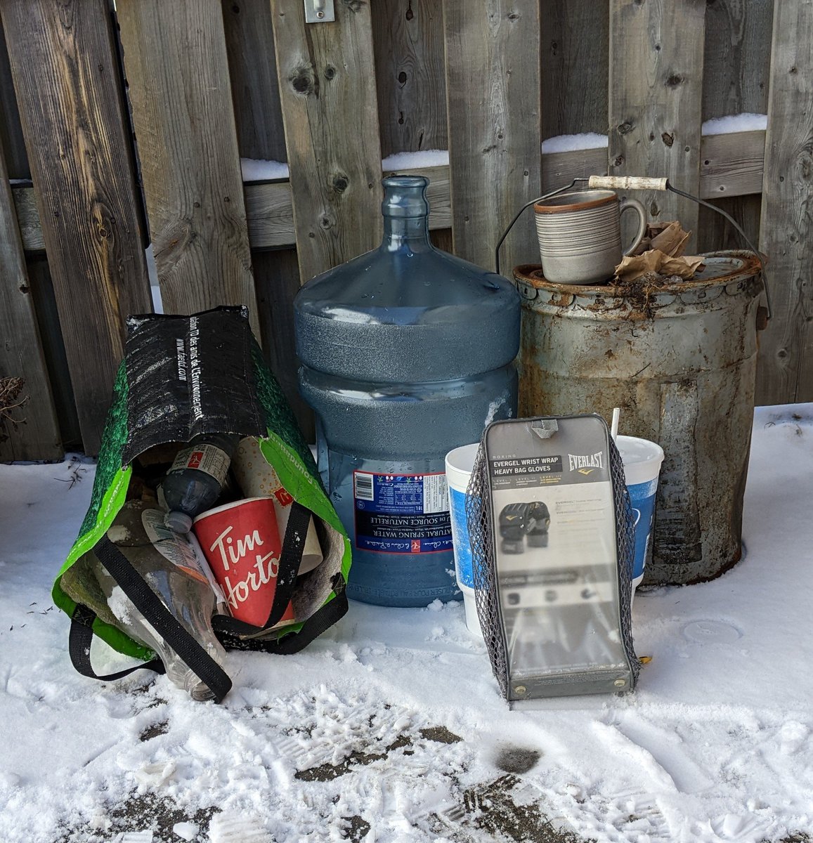 Such a variety of #litter today!

Favourite find was a perfectly good stoneware mug bearing the brand of @FoodNetworkCA. Now in our dishwasher.

The large containers were found near the  John Rhodes Community Centre.