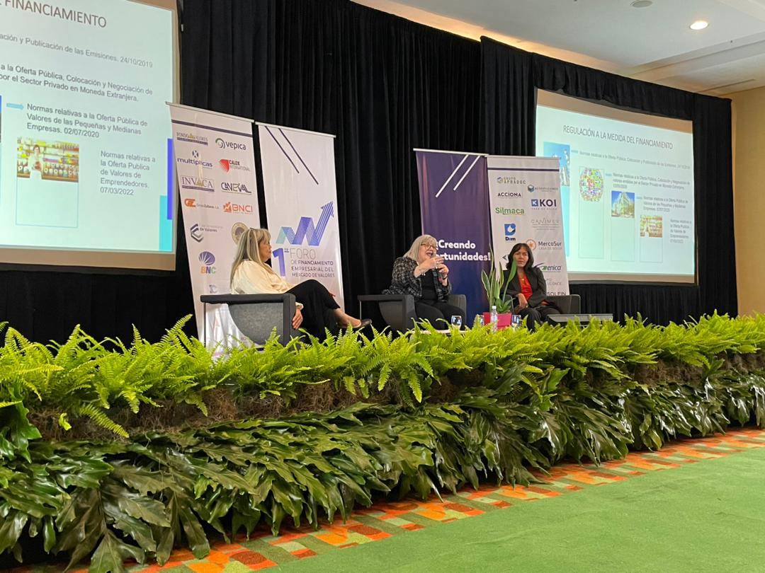 Bolsacaracas's tweet photo. #ForoSunaval | Hernández, asesora externa de la BVC “las normas son inteligentes, diseñadas para crecer en el mercado” https://t.co/bJvzvpoVg8